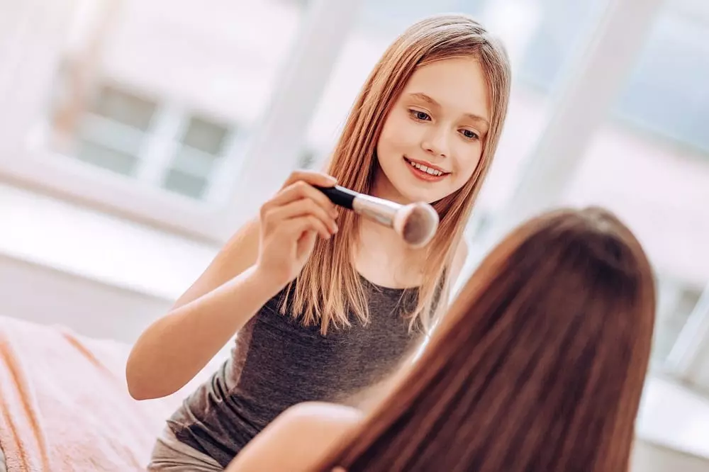 KIDS MAKEUP KIT – CAN MY CHILD USE MY MAKEUP, OR DO I NEED TO BUY HER A NEW ONE?